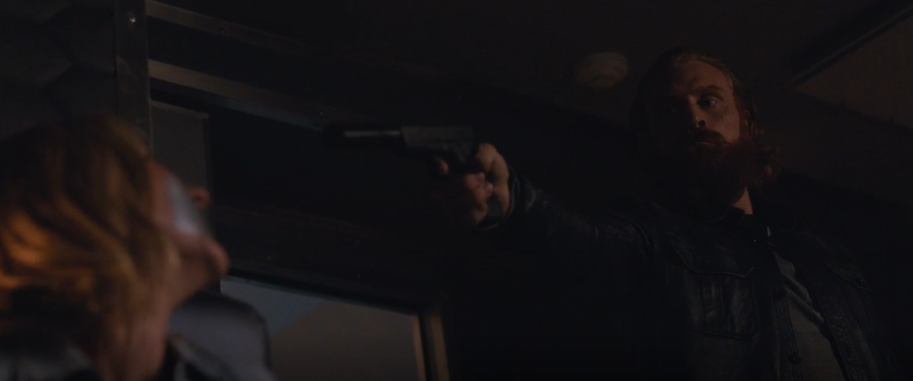 Rhodes coloca a arma na cabeça de Elena